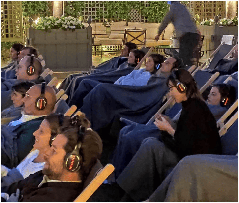 ima d'un publiic heureux avec la casques audios hallucine