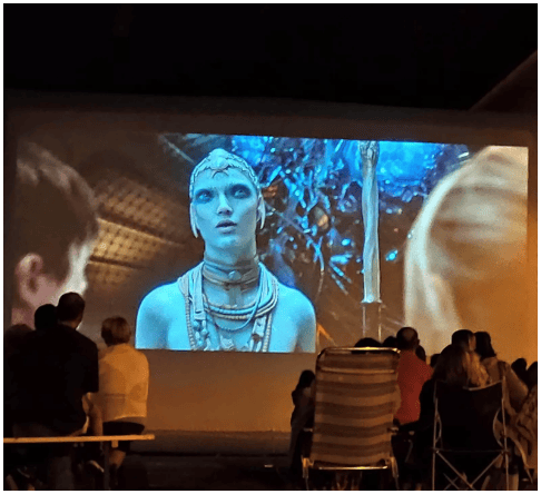 image projection d'un film sur ecran geant gonflable