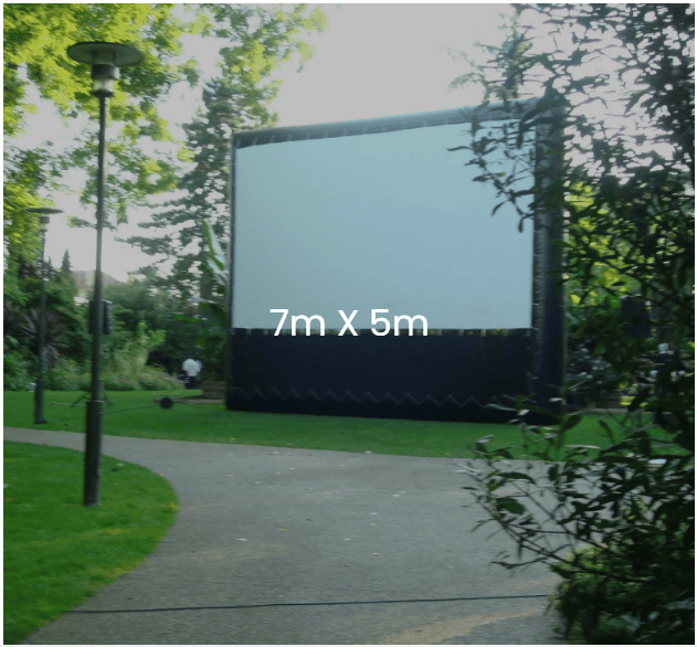 image ecran economique installe dans un parc