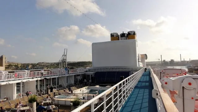 image ecran geant gonflable sur un bateau de croisiere