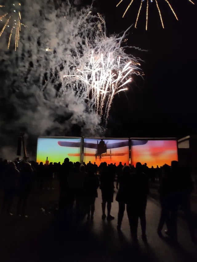 image de trois ecran geant gonflable pour un film et feu d'artifice