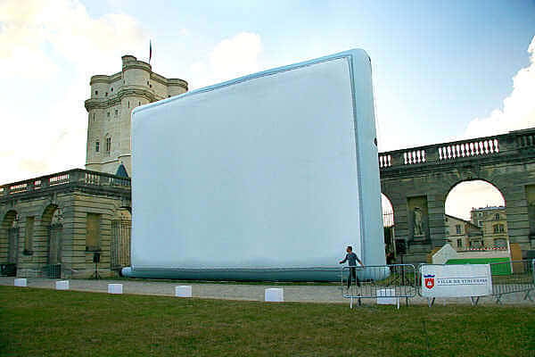 image ecran geant gonflable pour le chateau de vincennes