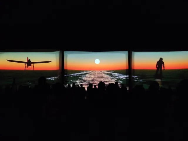image de trois ecrans geants gonflable pour un coucher de soleil